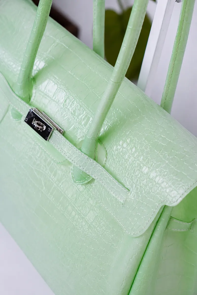 Gros plan sur le relief croco embossé d'un cabas Firkin menthe