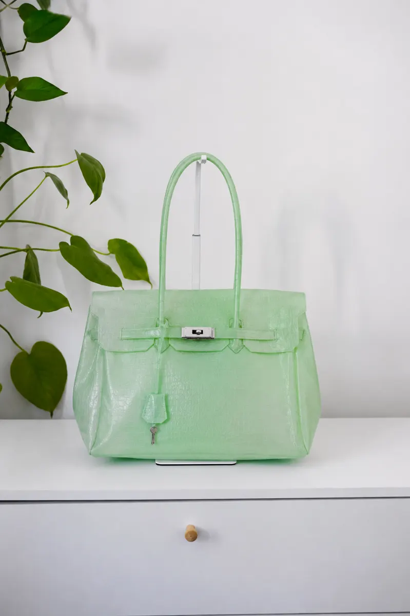 Cabas jelly menthe givré porté au quotidien